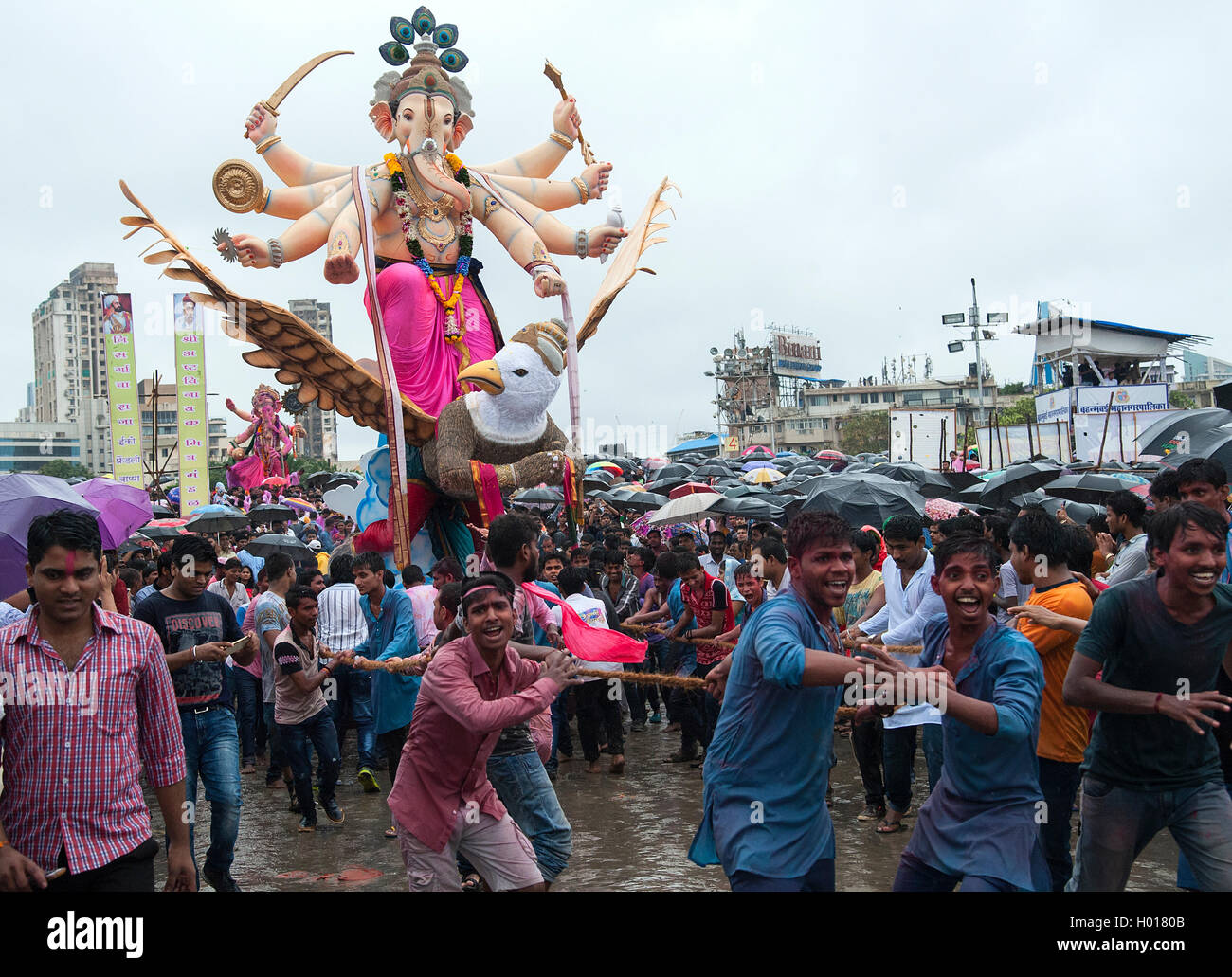 L'image de Ganpati Visarjan à Girgaum chowpatty, Mumbai, Maharashtra, Inde Banque D'Images