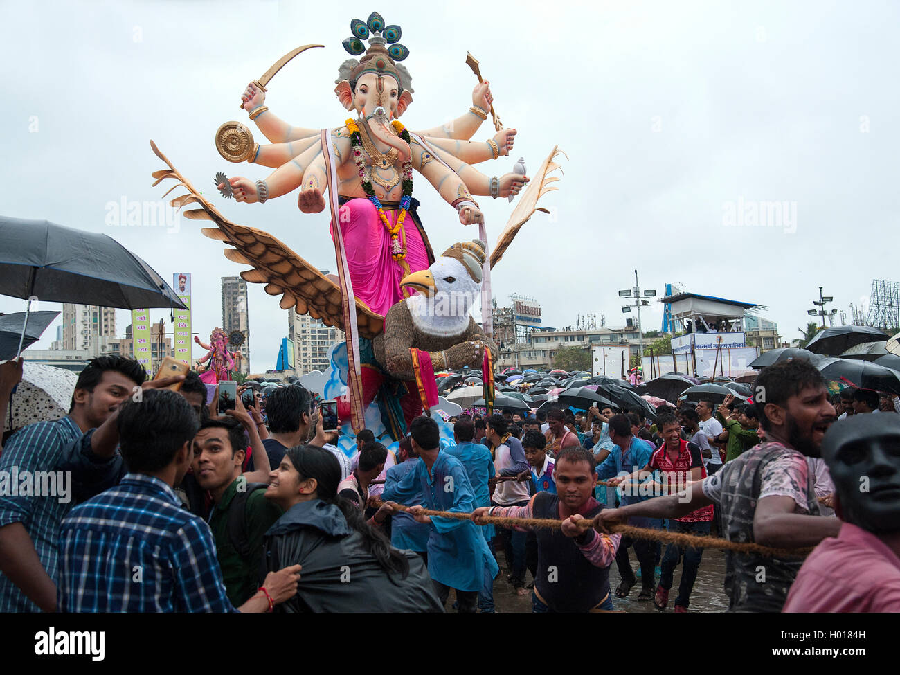 L'image de Ganpati Visarjan à Girgaum chowpatty, Mumbai, Maharashtra, Inde Banque D'Images