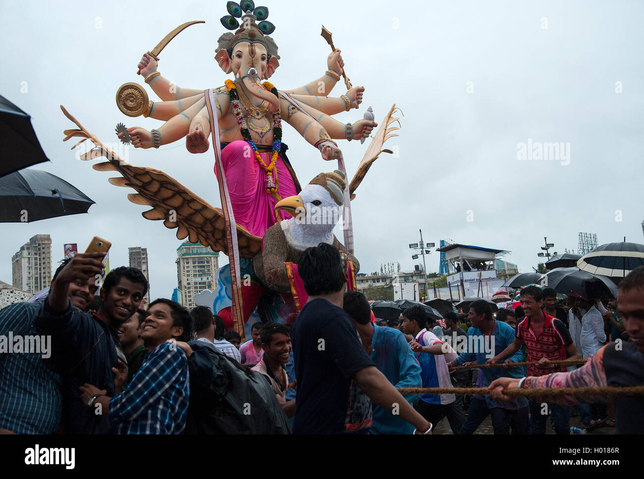 L'image de jeunes prenant en Selfies Ganpati Visarjan à Girgaum chowpatty, Mumbai, Maharashtra, Inde Banque D'Images