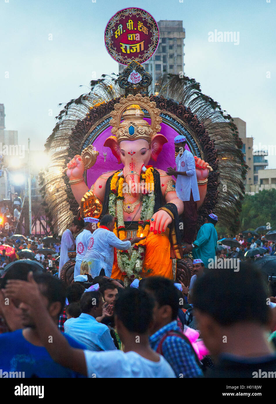 L'image de Ganpati Visarjan à Girgaum chowpatty, Mumbai, Maharashtra, Inde Banque D'Images