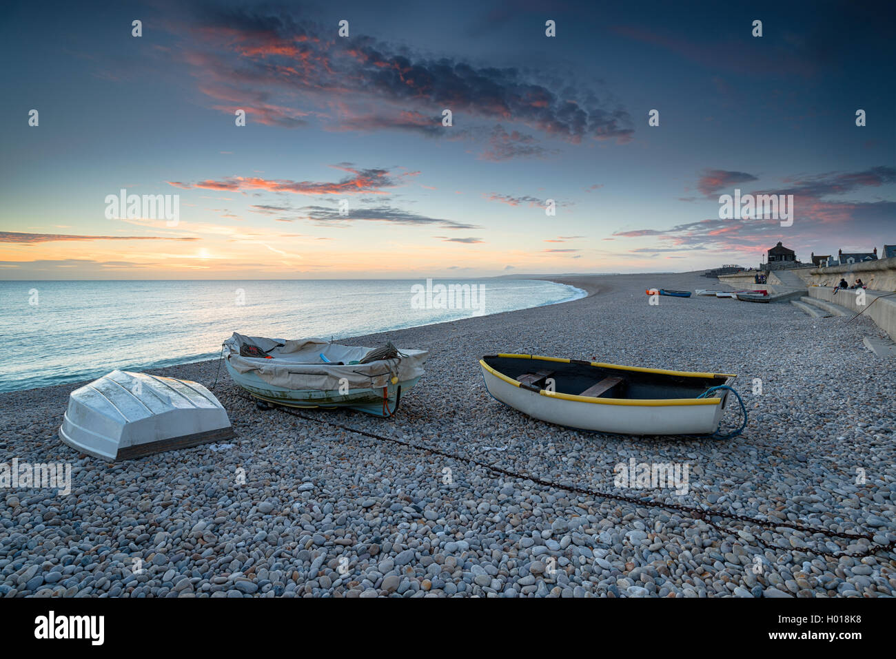 Magnifique coucher de soleil sur la plage de Chesil sur la côte du Dorset Banque D'Images