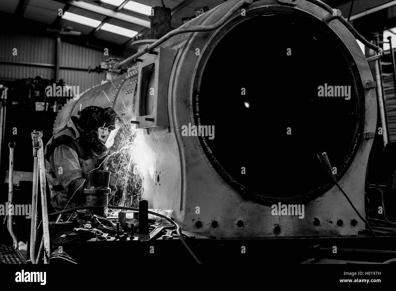 Soudeur travaillant sur une locomotive à vapeur Banque D'Images