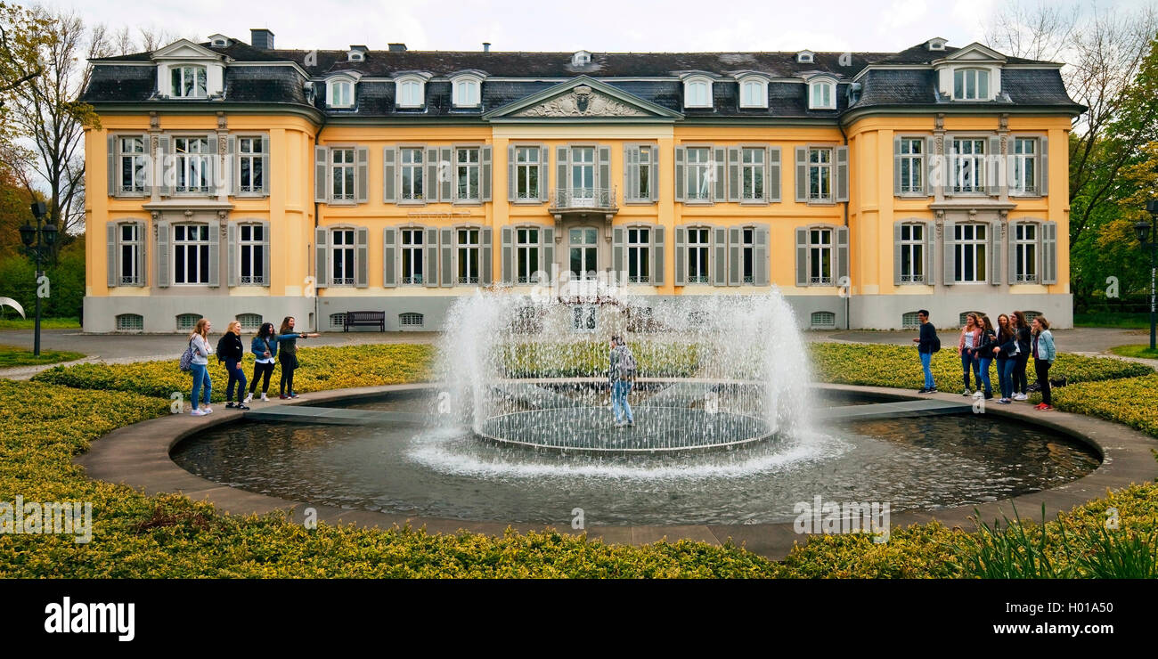 Museum Schloss Morsbroich avec des adolescents à la fontaine de l'île de l'eau, de l'Allemagne, en Rhénanie du Nord-Westphalie, région du Bergisches Land, à Leverkusen Banque D'Images