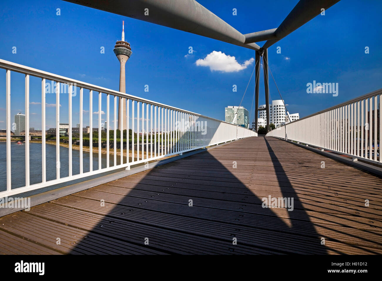 Le Harbour Bridge avec Rhein tower et Neuer Zollhof, Allemagne, Berlin, Düsseldorf Banque D'Images