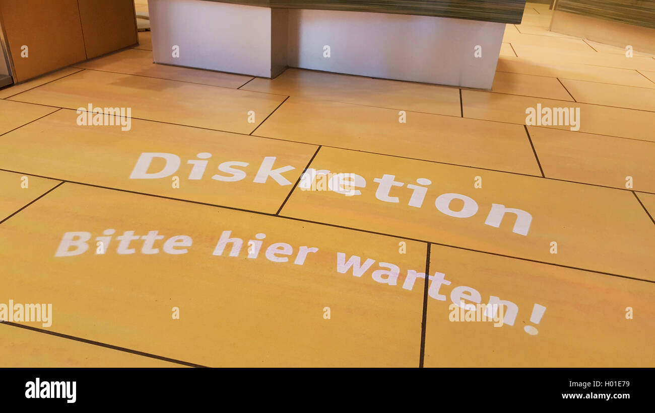 Projection sur le plancher 'discretion, veuillez attendre ici !', Allemagne Banque D'Images