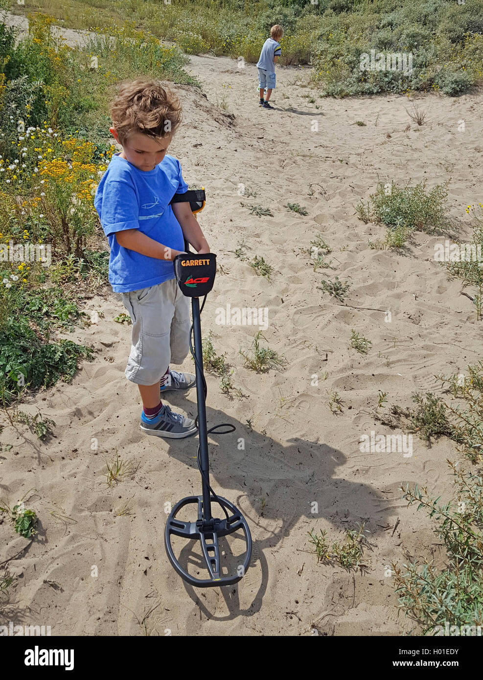 Deux enfants passe Chasse au trésor avec des détecteurs de métal, Pays-Bas Banque D'Images