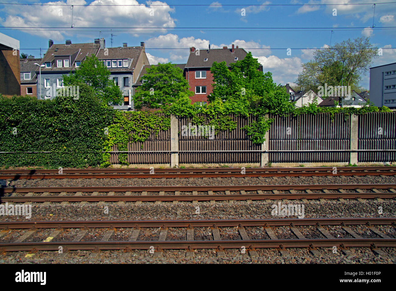Les voies de chemin de fer et le bruit barrière, Allemagne Banque D'Images