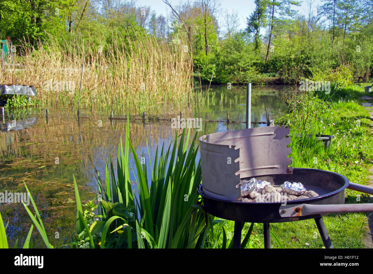Trutticulture et grill au charbon, Allemagne Banque D'Images Trutticulture et grill au charbon, Allemagne Banque D'Images