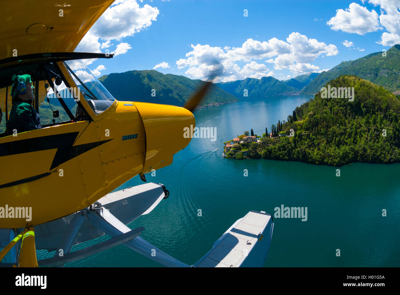 Italie, Lombardie, lac de Côme, péninsule de Lenno, Piper Pa-18 hydravion de Como Aeroclub survolant la péninsule de Lavedo et la villa Balbianello (vue aérienne) Banque D'Images