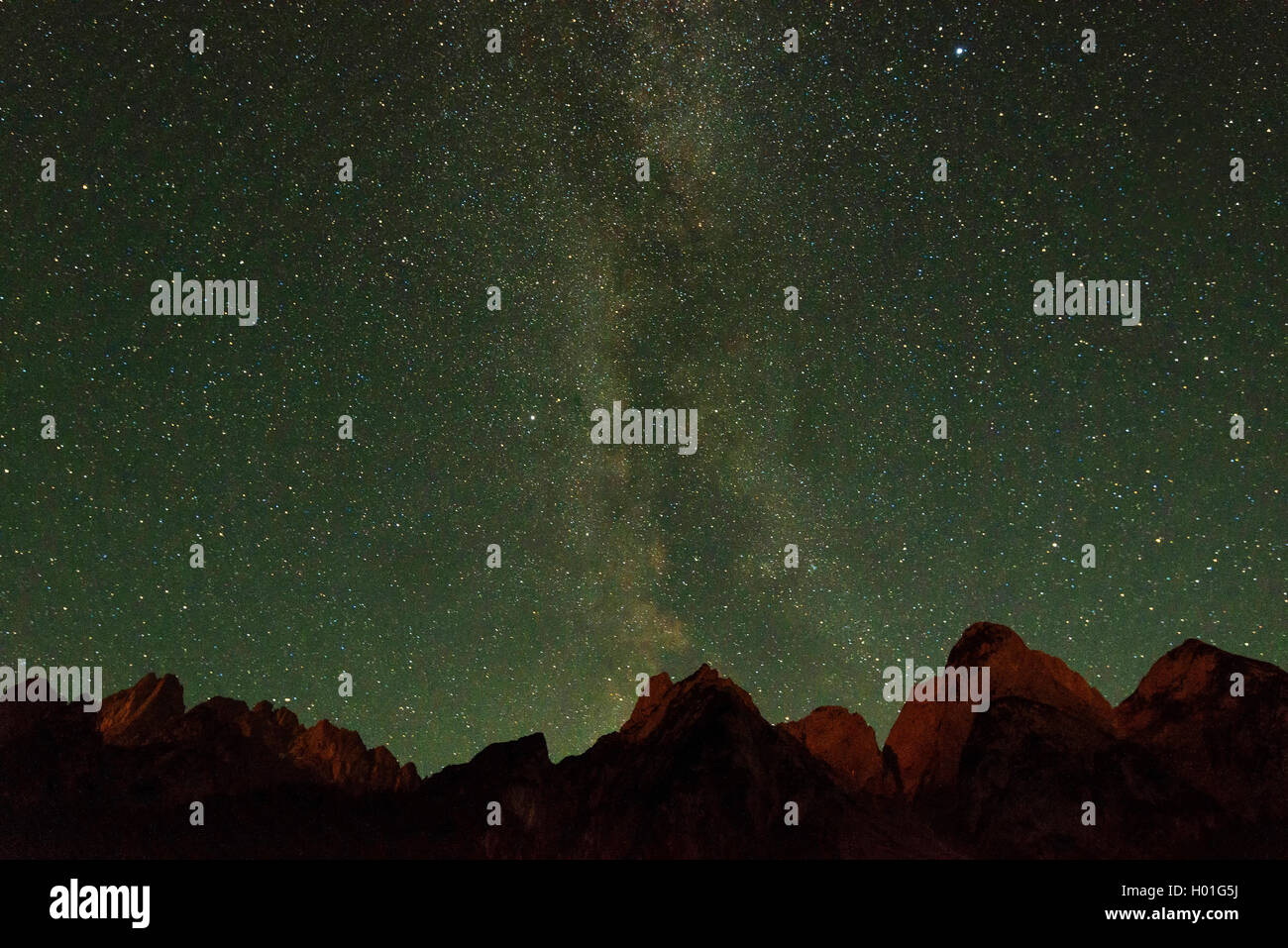 Voie lactée dans le ciel de nuit, nuit étoilée au-dessus de la crête de montagne Gosaukamm, Autriche, Haute Autriche Banque D'Images Voie lactée dans le ciel de nuit, nuit étoilée au-dessus de la crête de montagne Gosaukamm, Autriche, Haute Autriche Banque D'Images