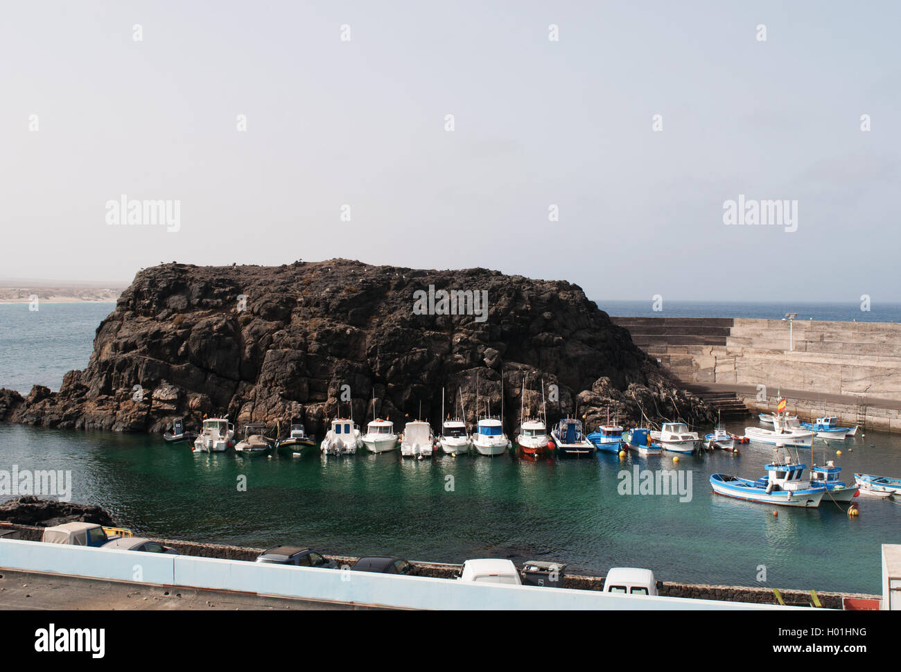 Fuerteventura, Îles Canaries, Afrique du Nord, Espagne : vue sur le nouveau port du petit village de pêcheurs d'El Cotillo Banque D'Images