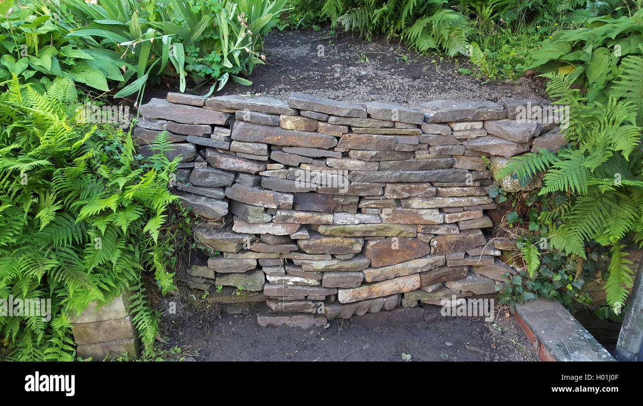 Mur de pierres sèches dans un jardin Banque D'Images