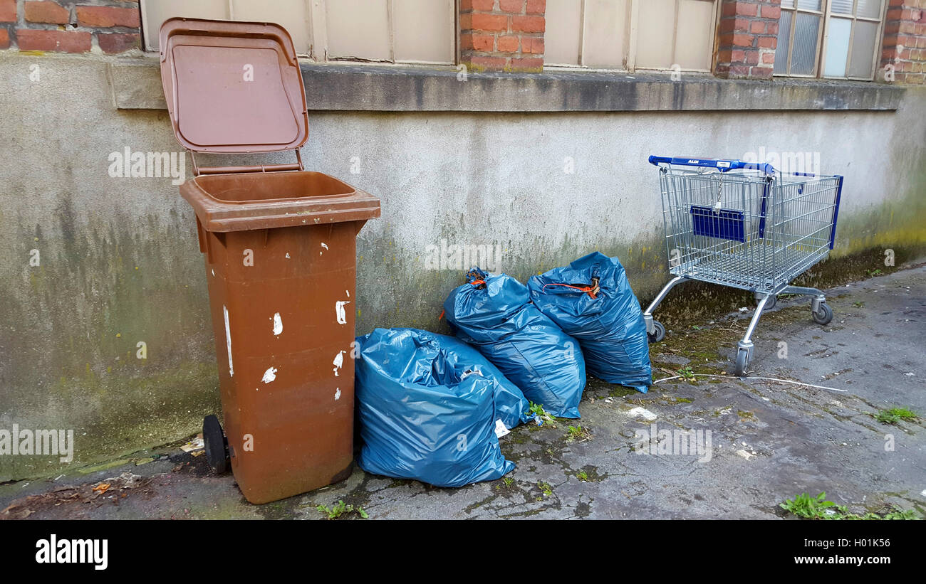 Poubelle, sacs poubelle et un panier à un mur de la maison Photo Stock -  Alamy