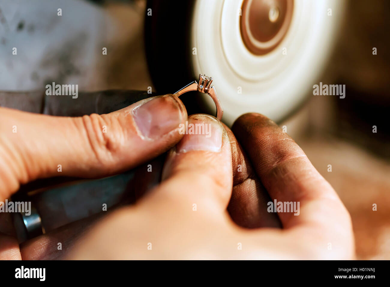 Polissage bijoux bague en atelier avec des outils adéquats Photo Stock -  Alamy