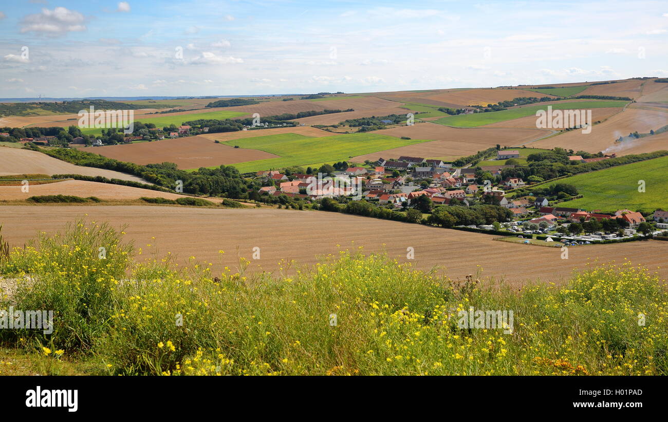 Escalles village entouré de champs près de Cap Blanc Nez, la Côte d'Opale, Pas-de-Calais, France Banque D'Images