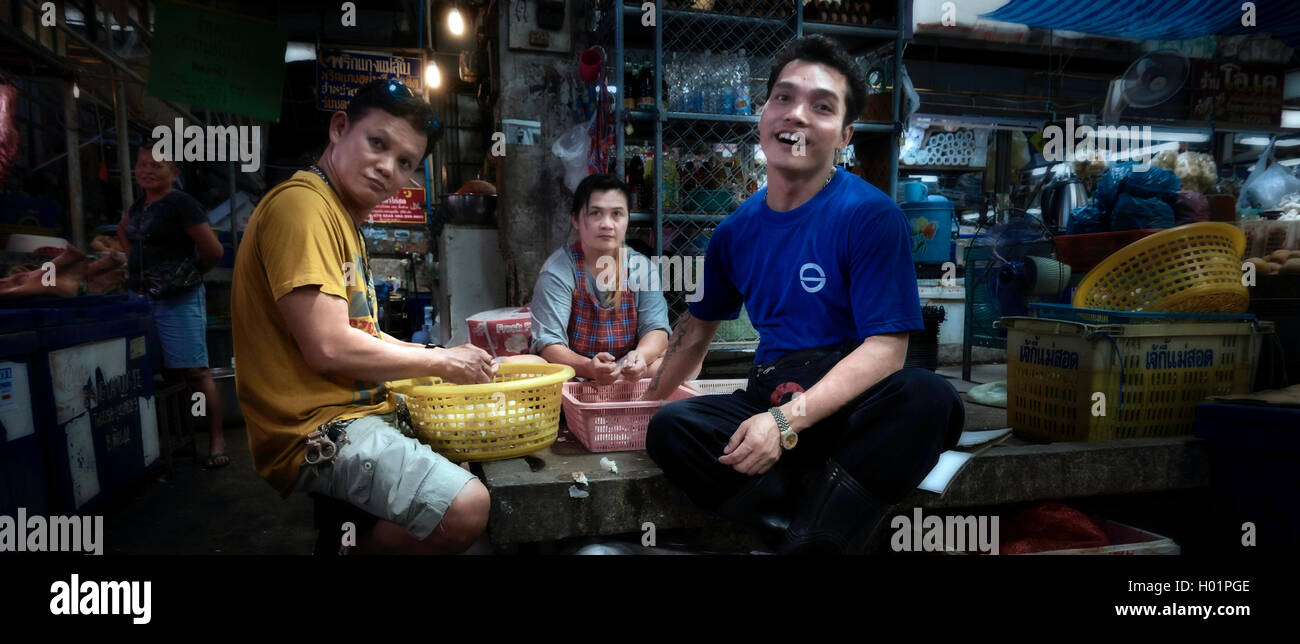 Thaïlande fournisseurs de marchés intérieurs préparant la vente de nourriture. Thaïlande S. E. Asie. Banque D'Images