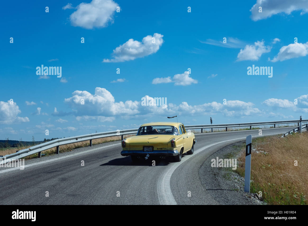 Une vieille voiture américaine de la minuterie sur une autoroute en Suède Banque D'Images