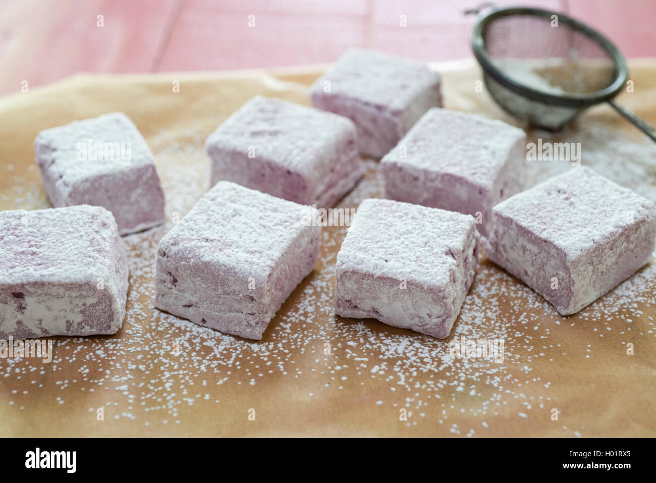 Blackberry fait maison et les guimauves rose coupés et saupoudrés de sucre glace. Banque D'Images