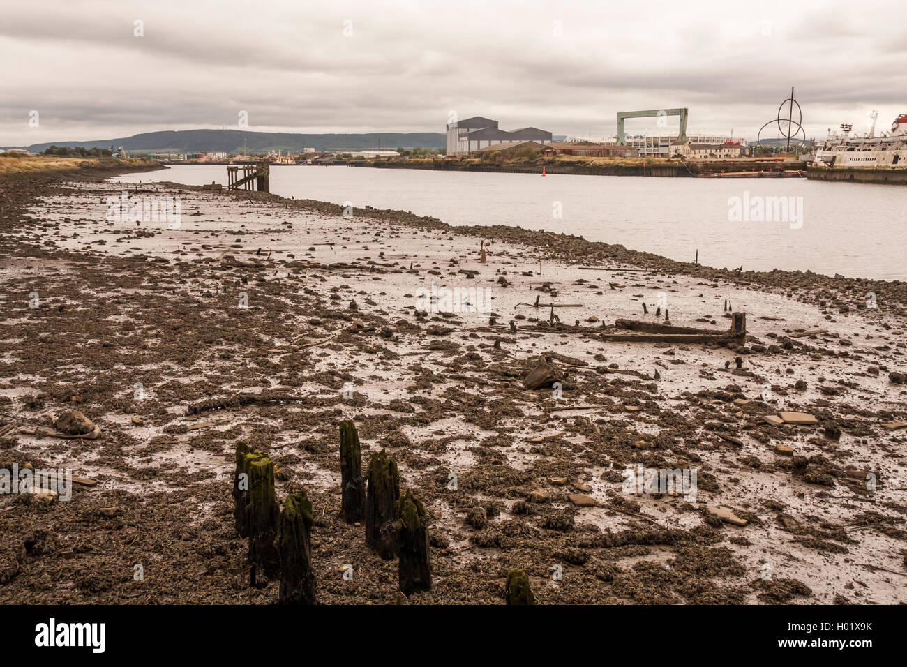 Vue sur la Rivière Tees pour Middlehaven de Port Clarence y compris Temenos,terrain de football de Middlesbrough et jetée en bois Banque D'Images