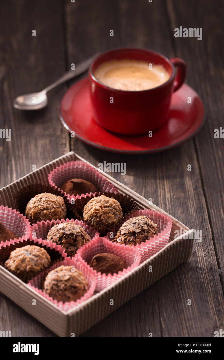 Tasse à café et truffes Banque D'Images