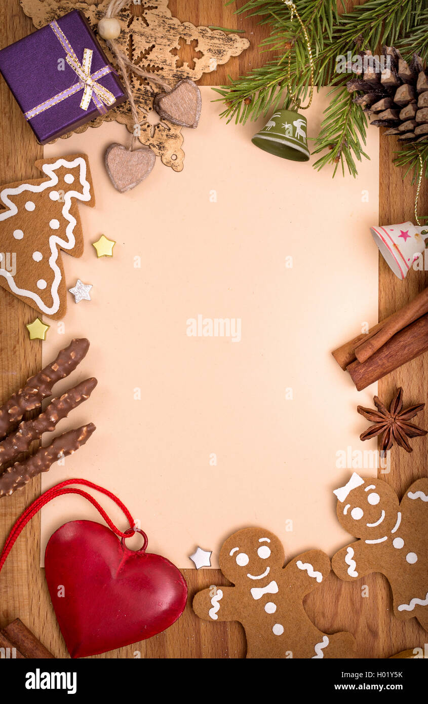 Décorations de Noël Vintage sur l'ancienne feuille de papier sur le sol en bois b Banque D'Images