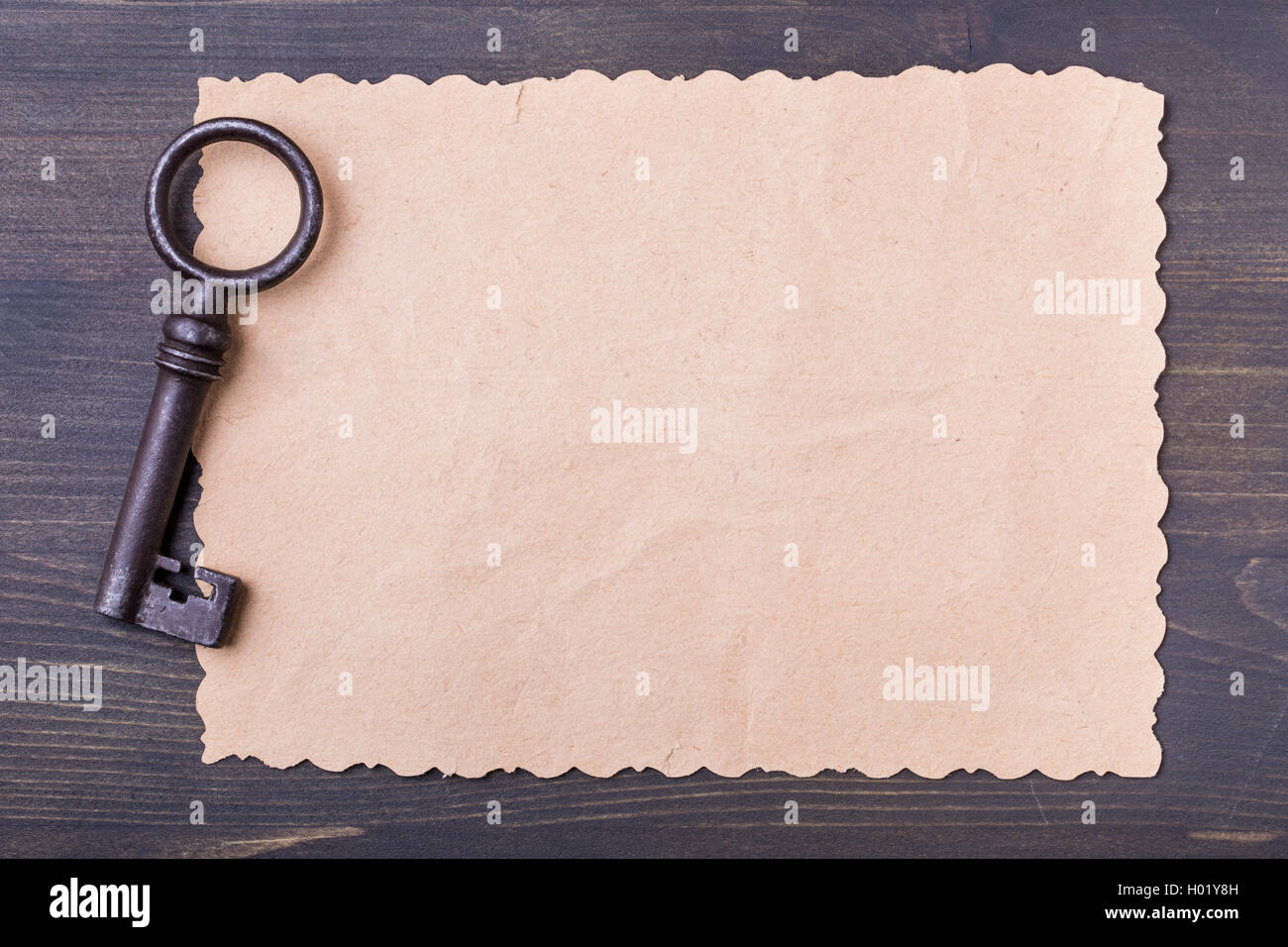 Carte papier Vintage et la clé sur le tableau Banque D'Images