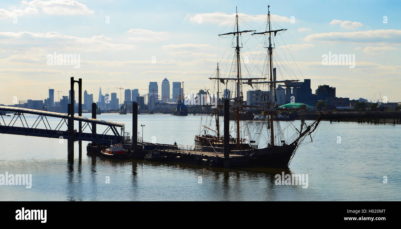 Bateau à bateau amarré à Woolwich Arsenal avec toits de Londres Banque D'Images