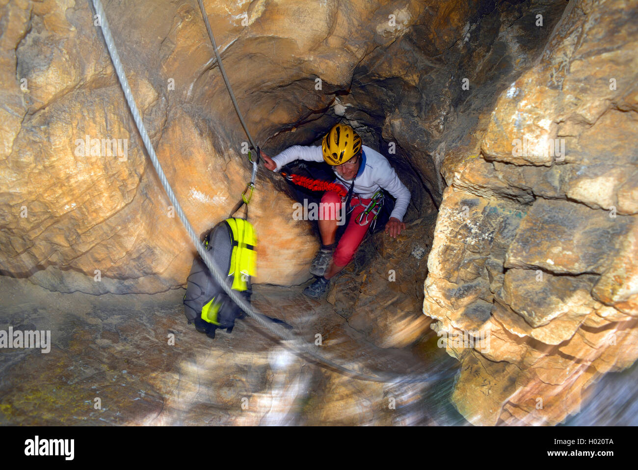 Alpiniste dans une grotte, Via Ferrata de Cavaillon, France, Provence, Colline de Saint-Jaques, Cavaillon Banque D'Images