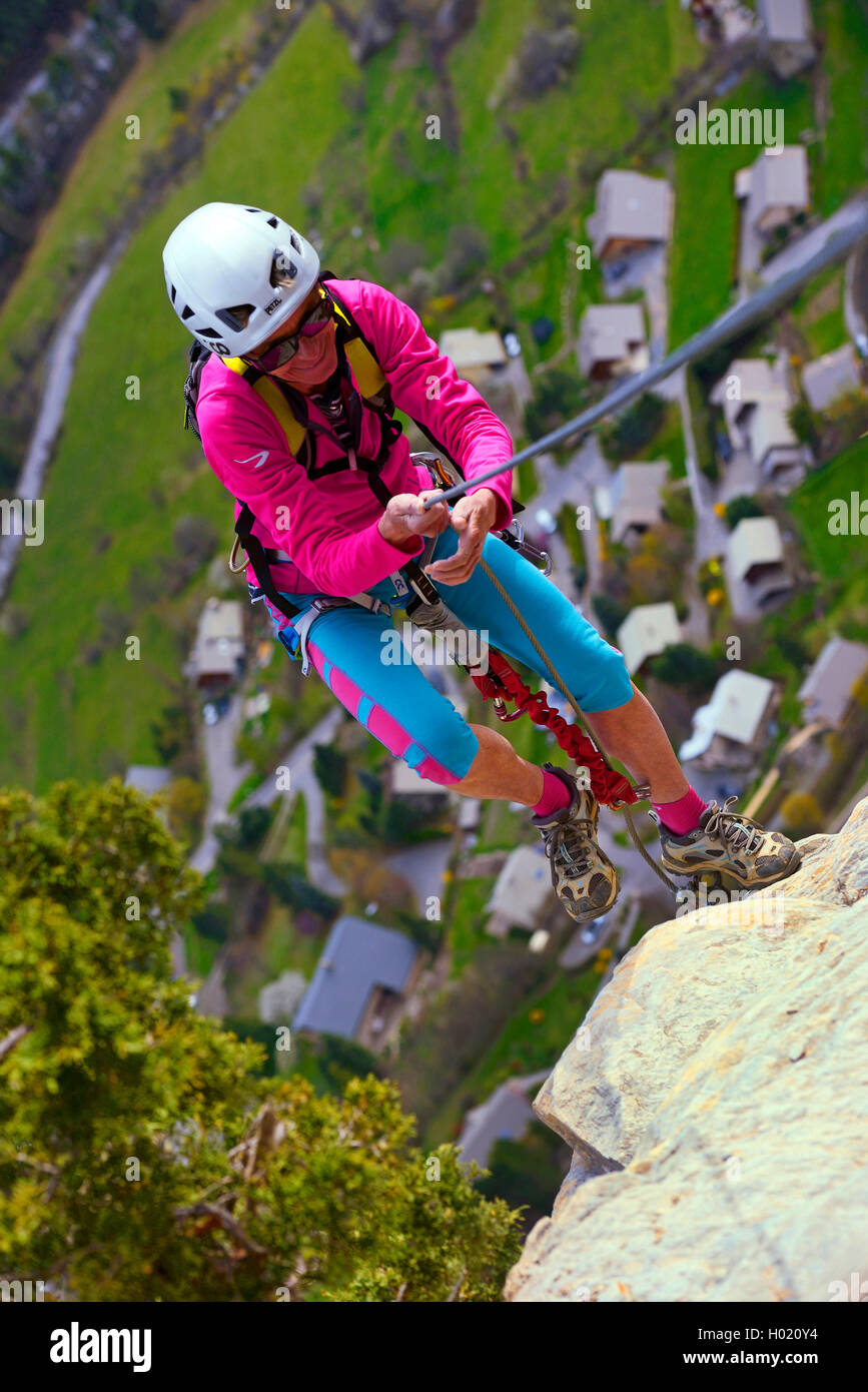 Femme escalade à un rocher, la Via ferrata des vigneaux , France Banque D'Images