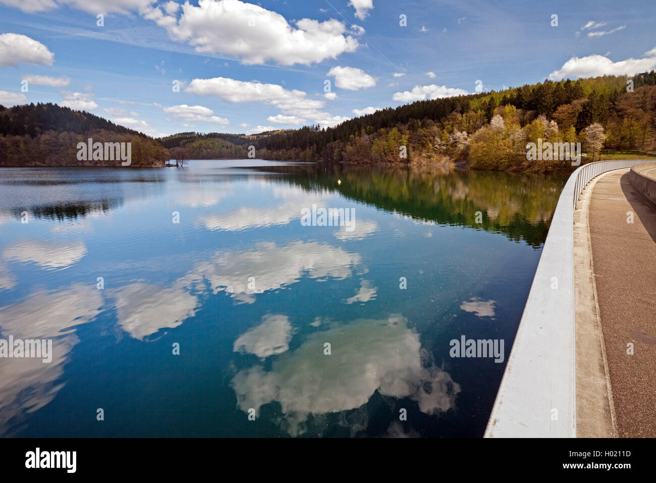 Agger barrage au mur de soutènement, image miroir, l'Allemagne, en Rhénanie du Nord-Westphalie, région du Bergisches Land, à Gummersbach Banque D'Images