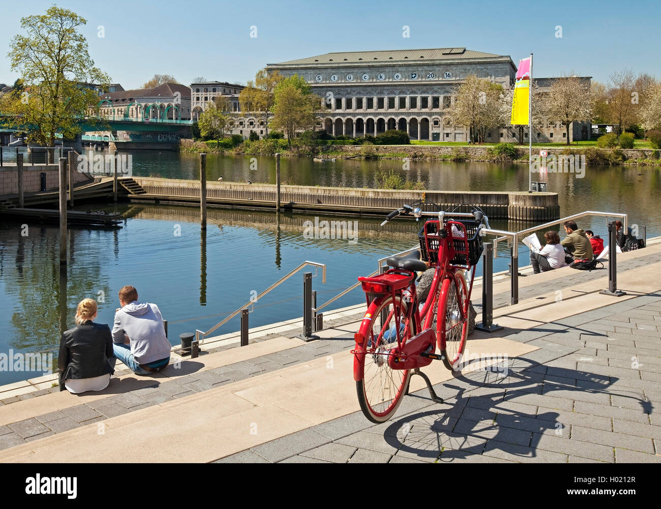 Les gens à la rivière Ruhr, d'un hôtel de ville en arrière-plan, l'Allemagne, en Rhénanie du Nord-Westphalie, Ruhr, à Muelheim/Ruhr Banque D'Images