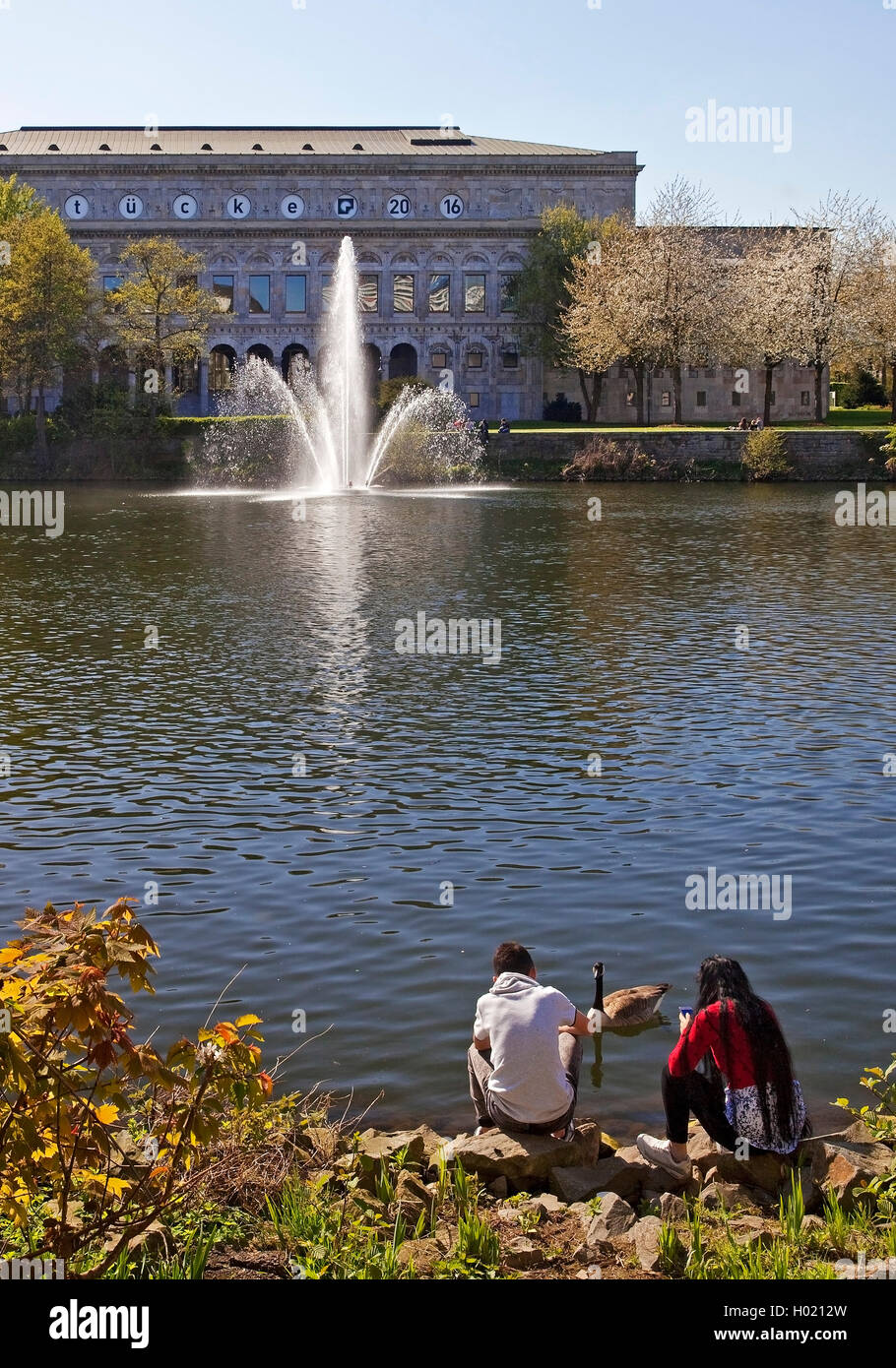 Deux adolescents à rivière Ruhr avec salle municipale, l'Allemagne, en Rhénanie du Nord-Westphalie, Ruhr, à Muelheim/Ruhr Banque D'Images