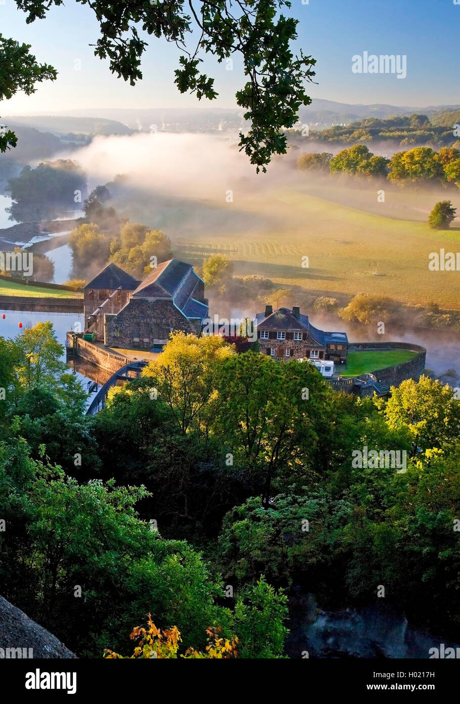 Station d'énergie hydroélectrique Hohenstein et la vallée de la Ruhr dans le matin, l'Allemagne, en Rhénanie du Nord-Westphalie, Ruhr, Witten Banque D'Images