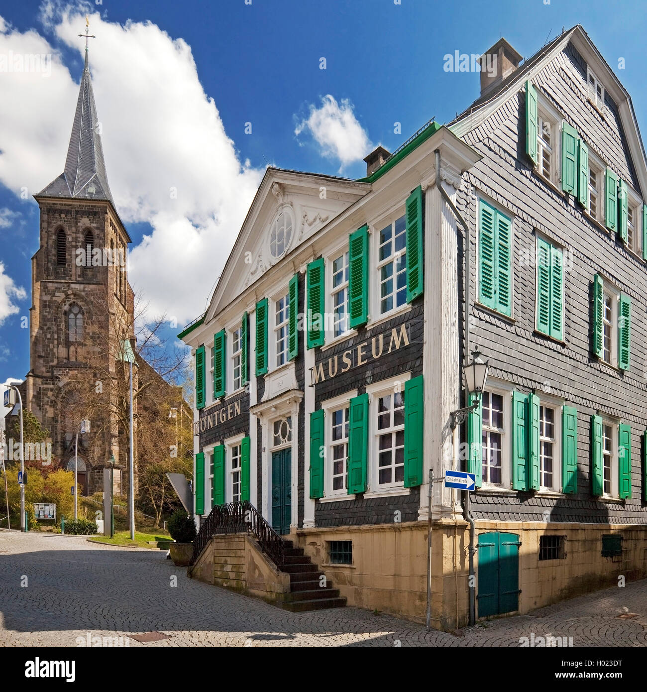 Dans Roentgen-Museum allemand Remscheid avec église St.-Bonaventura, Allemagne, Rhénanie du Nord-Westphalie, région du Bergisches Land, à Remscheid Banque D'Images