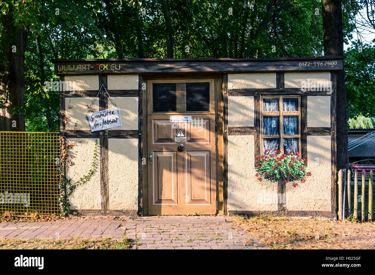 Atelier de soufflage de verre à l'extérieur peint Stechlin Lake Resort, Großer Stechlinsee, Brandebourg, Allemagne Banque D'Images