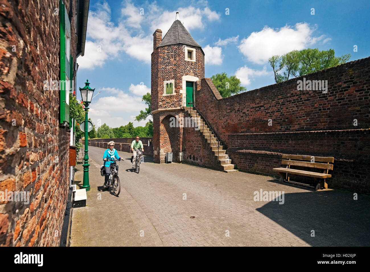 Les cyclistes au mur de la ville et tour de la paroi, Pfefferbuechse l'Allemagne, en Rhénanie du Nord-Westphalie, Bas-rhin, Dormagen Banque D'Images
