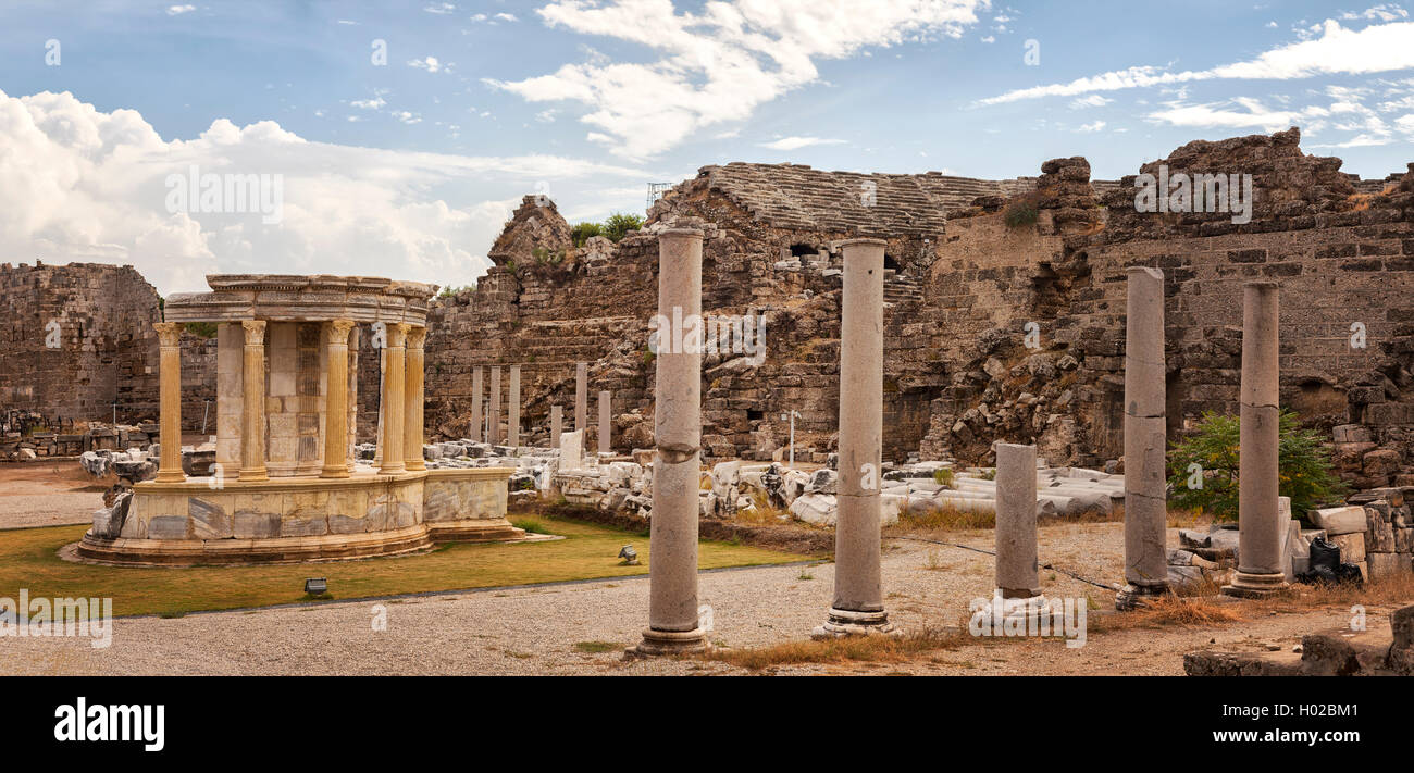 Image de l'annonce agora (place du marché) et à l'amphithéâtre d'architecture ancienne. Side, Turquie. Banque D'Images