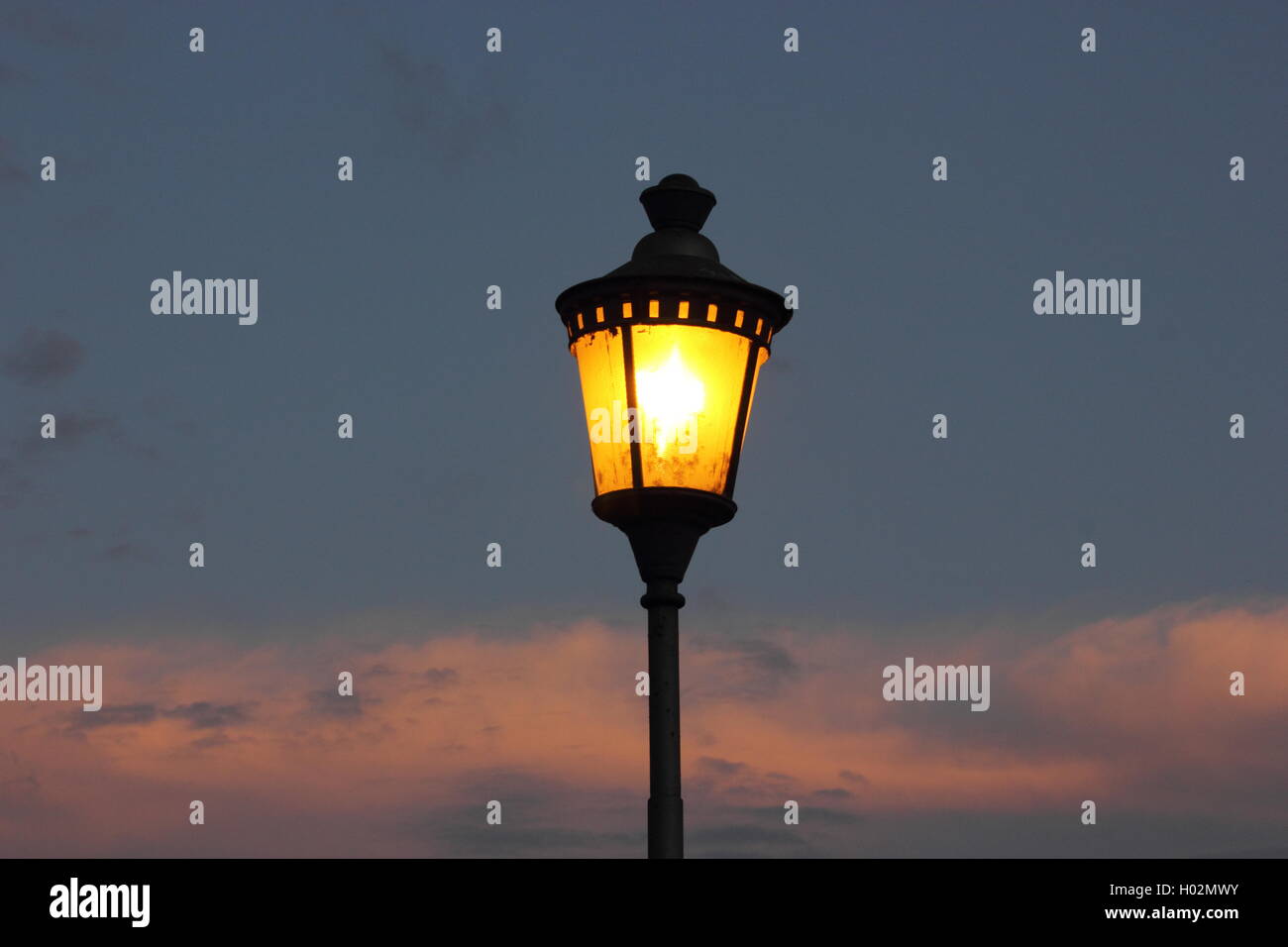 Lampe de rue contre un beau ciel au crépuscule, Roma, Rome Banque D'Images