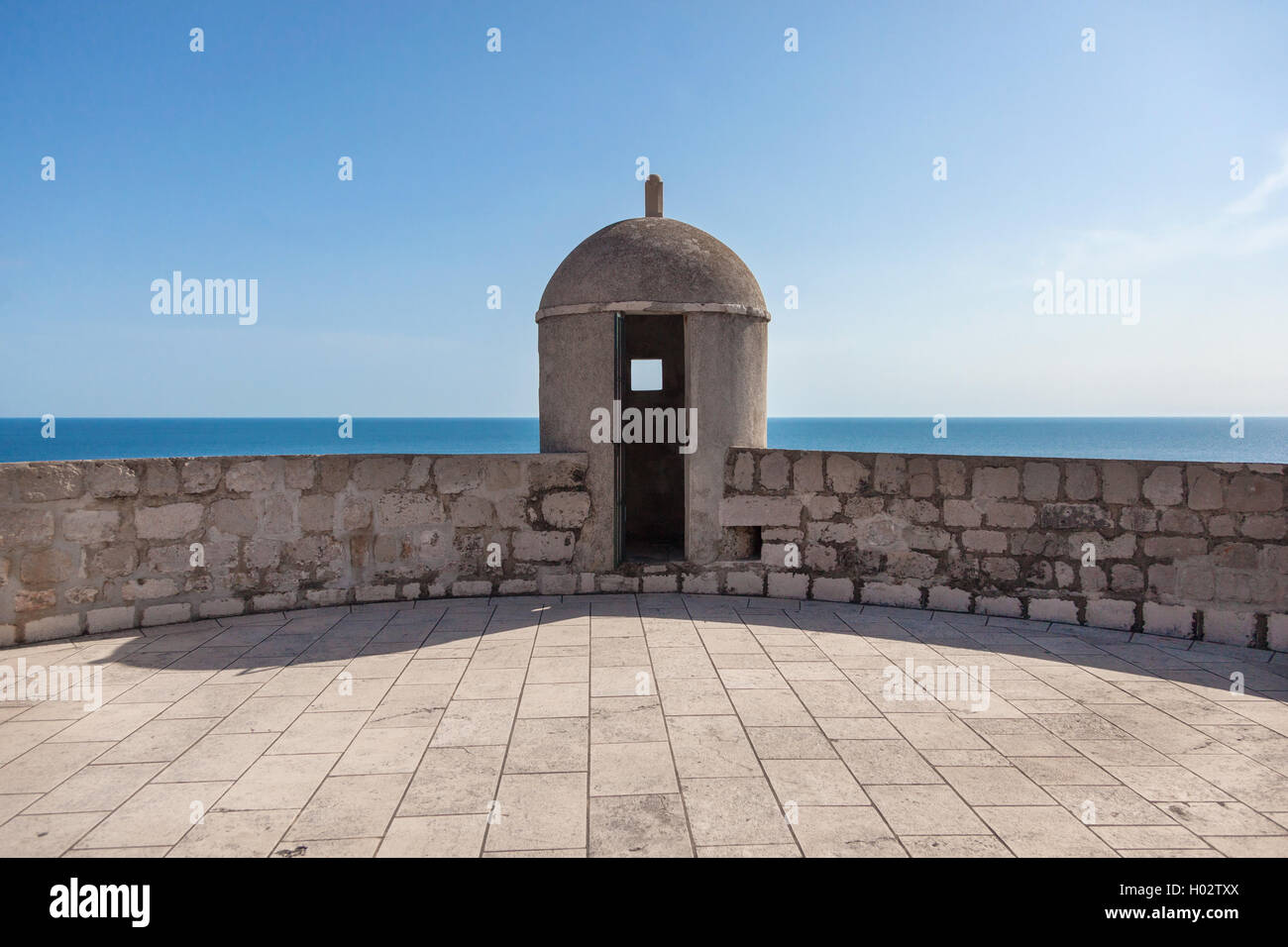 Tourelle à canon sur les remparts de Dubrovnik (Croatie) avec la mer Adriatique, à l'arrière-plan. Les murs de la ville sont sur la liste de l' UNESCO Banque D'Images