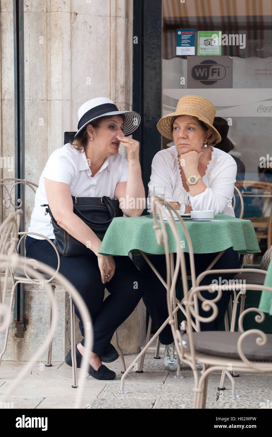 DUBROVNIK, Croatie - le 28 mai 2014 : deux femmes de boire du café au café terrasse. Banque D'Images