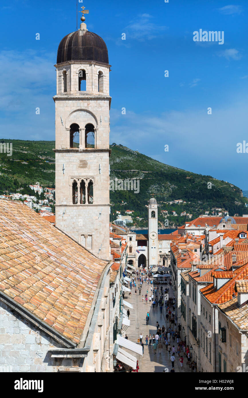 DUBROVNIK, Croatie - le 26 mai 2014 : voir sur le Stradun et le monastère franciscain de vieux murs de la ville. 300 mètres de long est Stradun Banque D'Images