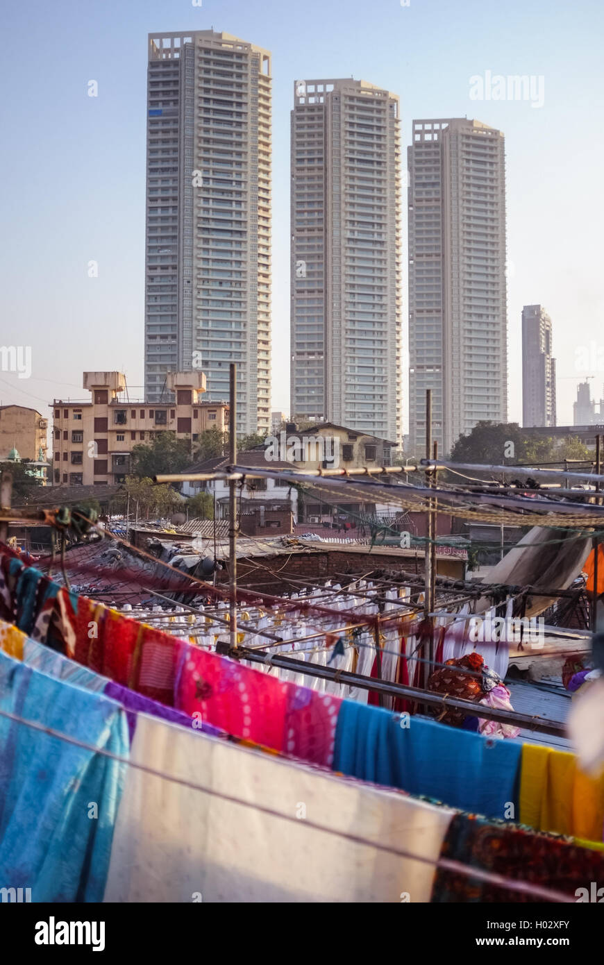 MUMBAI, INDE - 08 janvier 2015 : scène urbaine avec skycrappers et bâtiments résidentiels pris d'un haut toit en Dhobi ghat. Banque D'Images