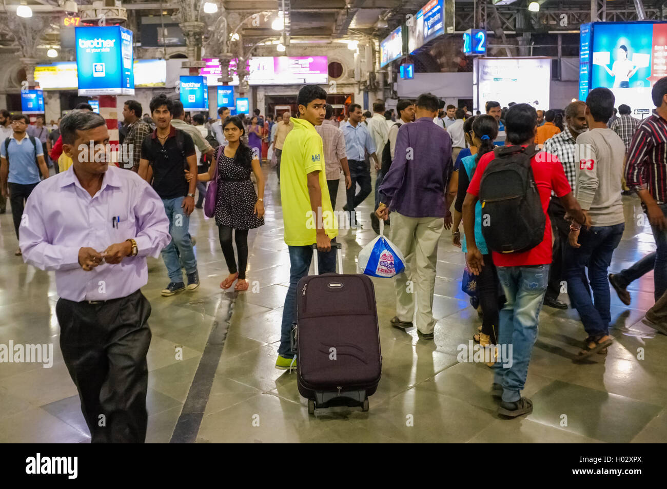 MUMBAI, INDE - 10 janvier 2015 : foule sur la Gare Chhatrapati Shivaji Banque D'Images