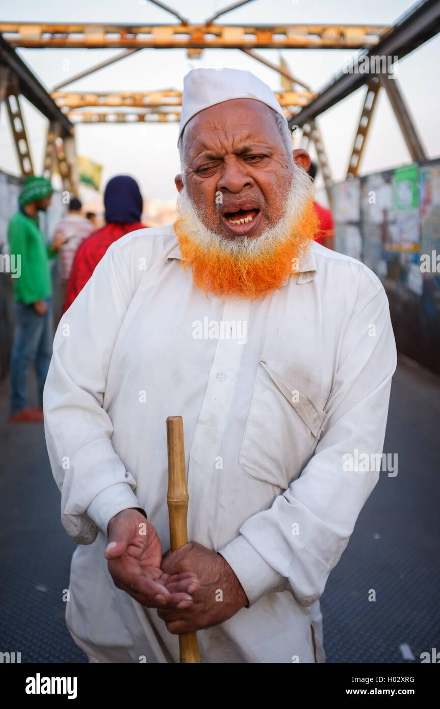 MUMBAI, INDE - 12 janvier 2015 : Indian blindman mendier dans un pont à Dharavi slum Banque D'Images