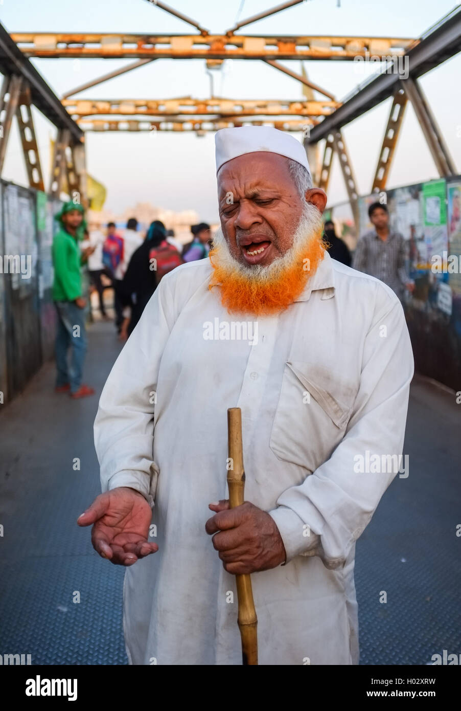 MUMBAI, INDE - 12 janvier 2015 : Indian blindman mendier dans un pont à Dharavi slum Banque D'Images