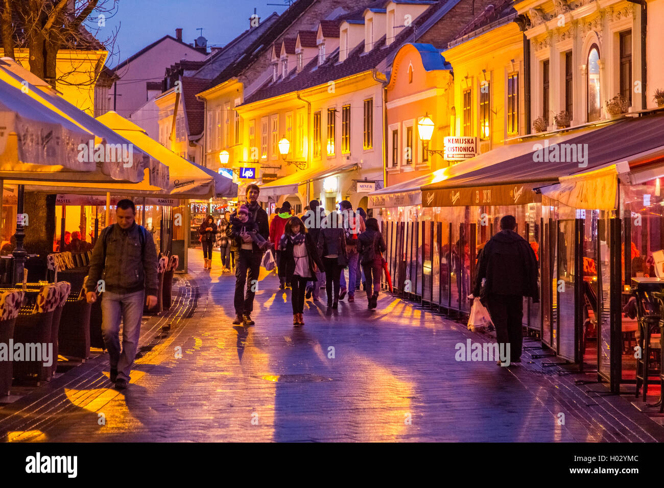 ZAGREB, CROATIE - 11 mars 2015 : Vue sur rue Tkalciceva au crépuscule avec les sections locales et touristiques en marche entre les bars et cafés. Banque D'Images