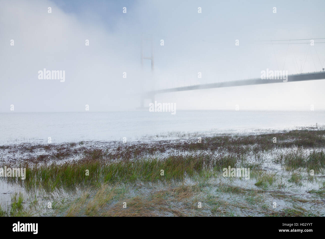 Le Humber Bridge dans la brume et le brouillard. Le pont relie Barton-upon-Humber dans le Nord du Lincolnshire à Hessle dans l'East Yorkshire. Banque D'Images