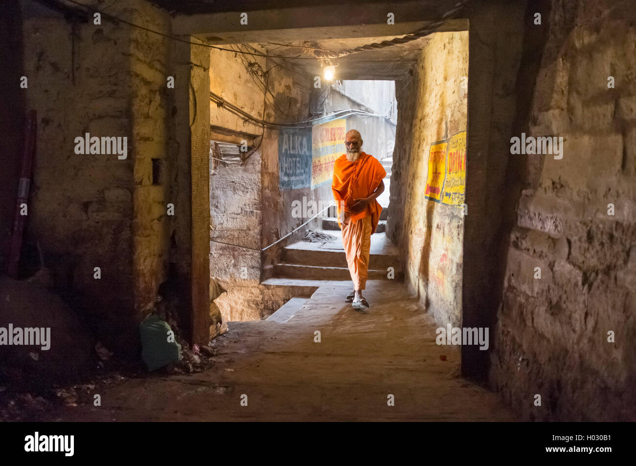 VARANASI, INDE - 20 février 2015 : Un sadhu promenades à travers un passage. Dans l'Hindouisme, un sadhu est un ascète religieux ou Sainte personne Banque D'Images
