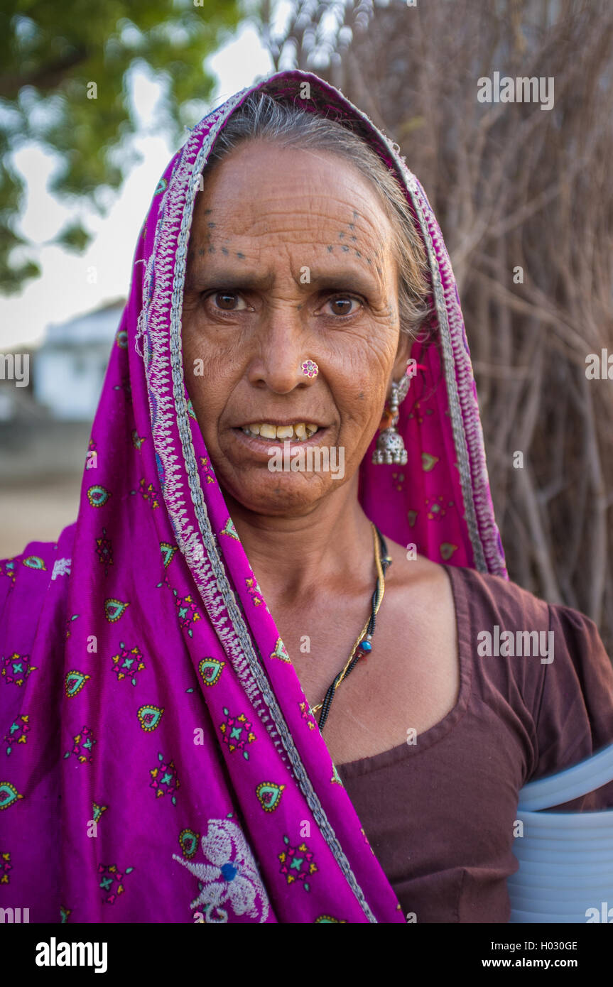 Région GODWAR, INDE - 12 février 2015 : Tribeswoman décoré avec des tatouages sur le visage, bijoux et bracelets de bras supérieur Banque D'Images