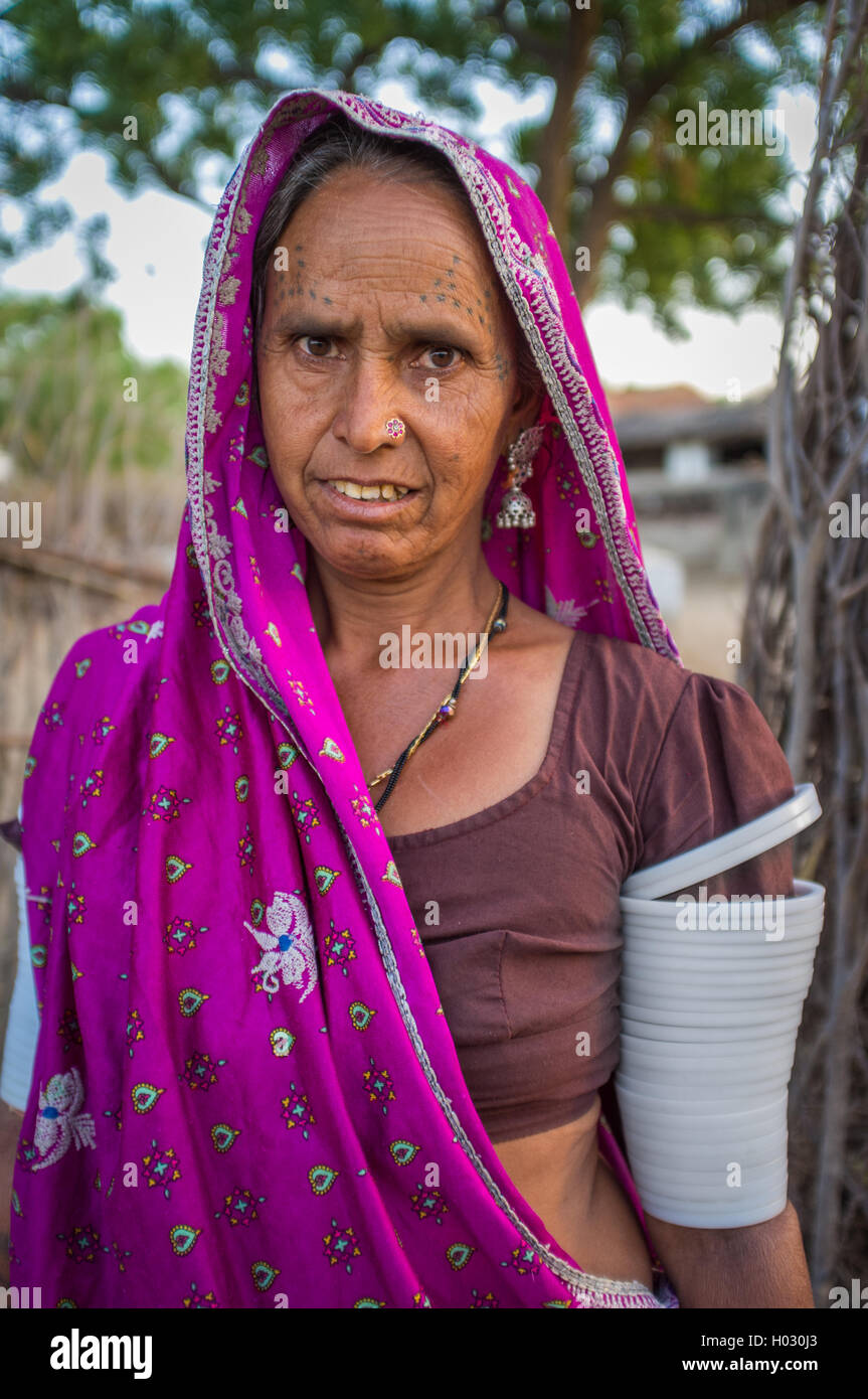 Région GODWAR, INDE - 12 février 2015 : Tribeswoman décoré avec des tatouages sur le visage, bijoux et bracelets de bras supérieur Banque D'Images